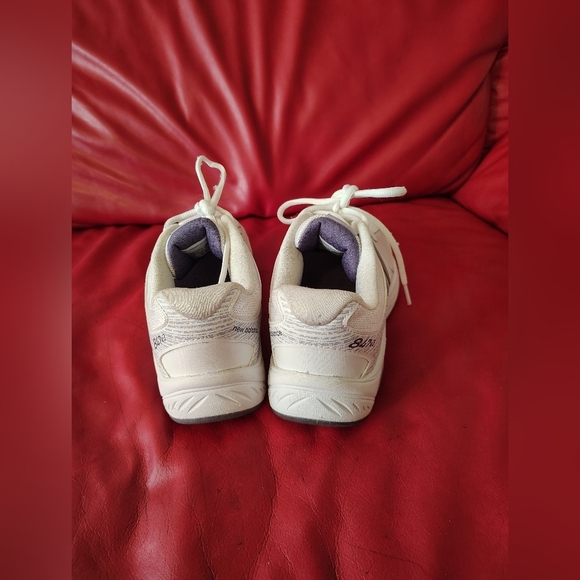 New Balance Cream Sneakers - Picture 2 of 5